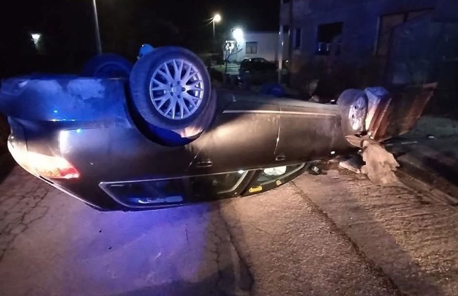 Teška nesreća kod Prijedora, vozilo zavšilo na krovu FOTO