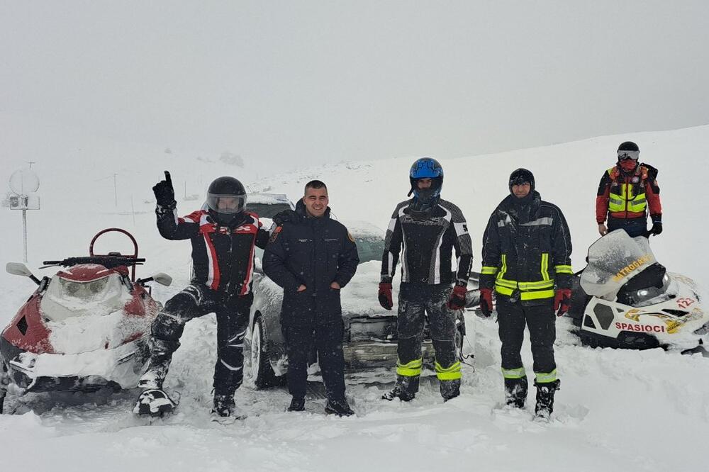 Snijeg na Krnovu zavijao putnike: Akcija spasavanja uspješno završena