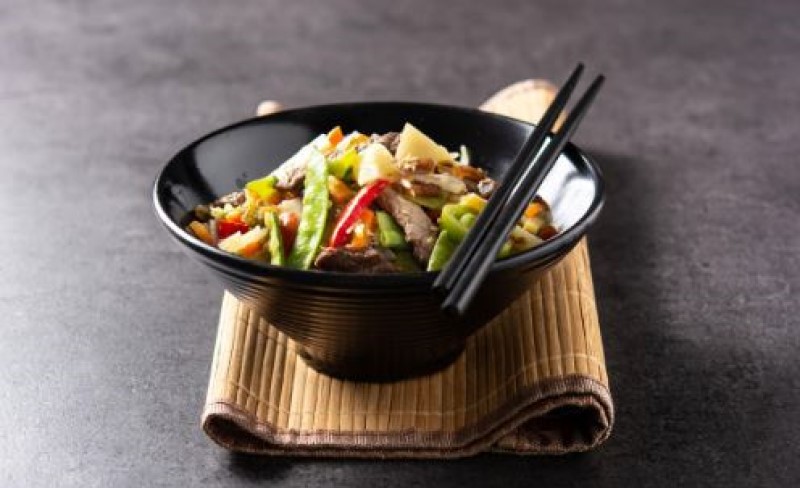 Kinezi hrle na nudle u pogrebno preduzeće: “Ljudi se pretvaraju da su rođaci preminulih”