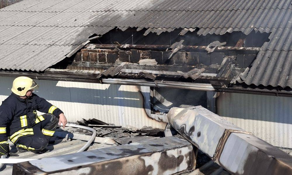 Vatrogasci brzo reagovali: Požar izbio u fabrici za proizvodnju namještaja FOTO