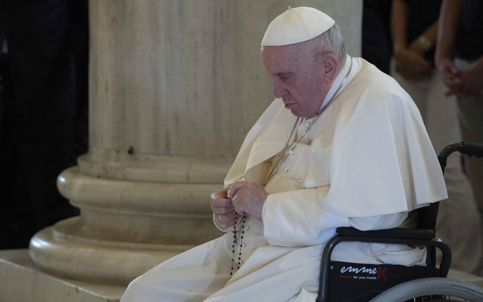 Nastavlja se terapija kiseonikom: Papa Franjo i dalje u kritičnom stanju