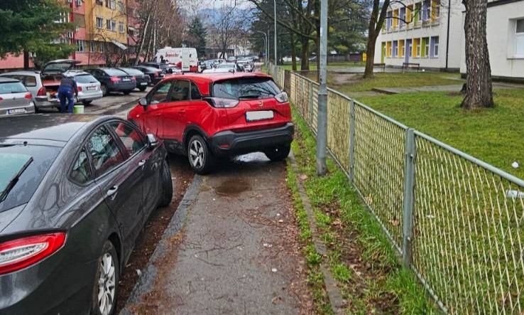 Poprijeko, ukrivo, gdje ko stigne: U banjalučkom naselju luda kuća s parkingom FOTO