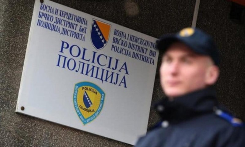 Stravičan slučaj uznemirio Brčko: Vozač preminuo pored automobila