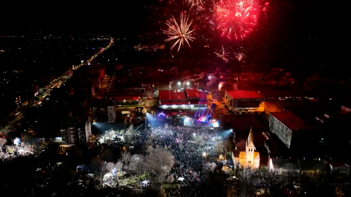 Deklaracija o Vojvodini usvojena aklamacijom u Sremskoj Mitrovici: Skup završen velikim vatrometom FOTO/VIDEO