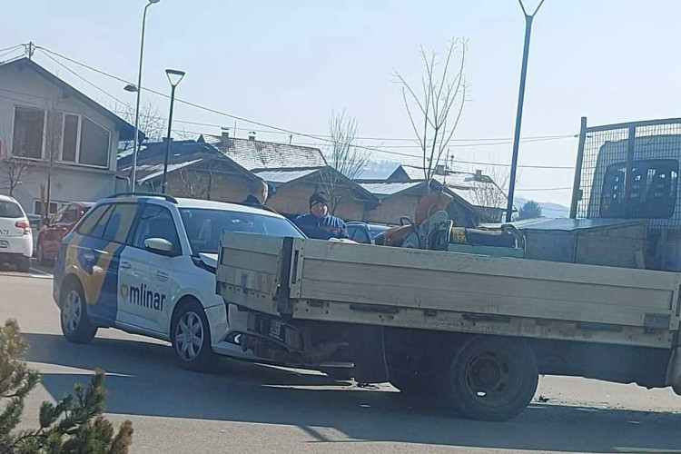 Nezgoda na parkingu: Sudar kamiona i automobila u Banjaluci