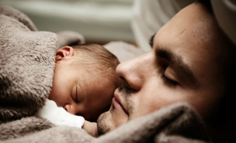 I očevi mijenjaju pelene! Sve više muškaraca na porodiljskom, najviše iz Banjaluke i Bijeljine