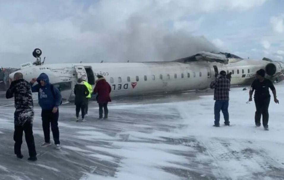 Nevjerovatna avionska nesreća u Torontu: Avion prevrnut naopačke bez krila VIDEO