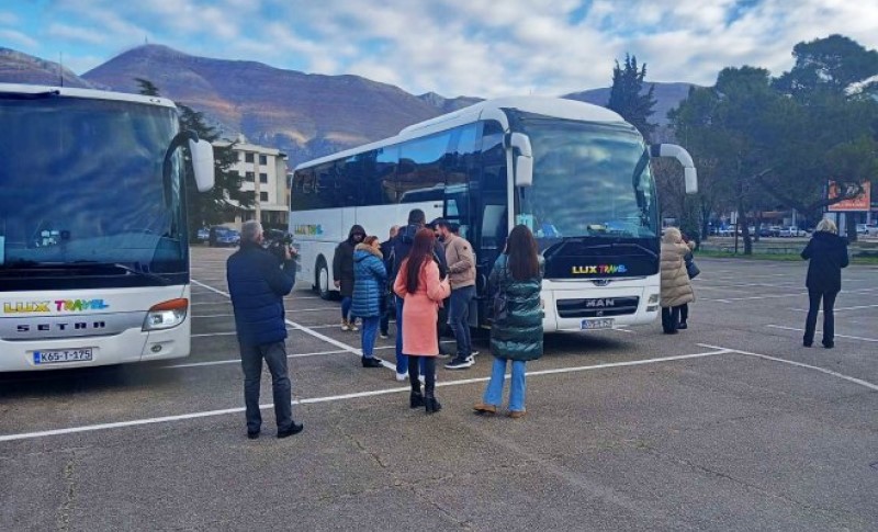 Autobusi puni! Građani Trebinja i Višegrada krenuli za Banjaluku na miting podrške VIDEO