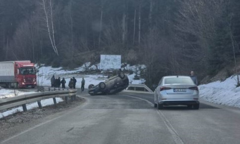 Udes ovom dijelu BiH: Automobil završio na krovu, suvozač zatražio ljekarsku pomoć