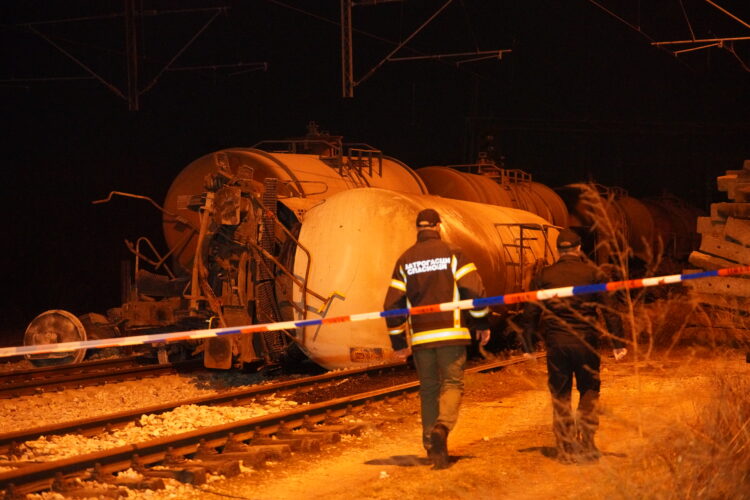 Prevrnuo se vagon-cisterna sa sumpornom kiselinom: U Vrčinu nema povrijeđenih, isparenja i opasnosti