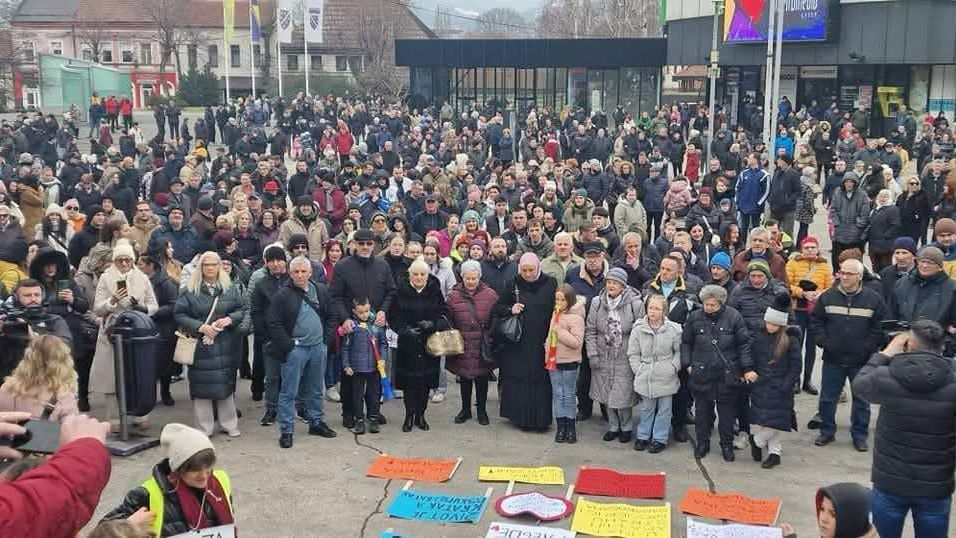 Građani Zenice masovno izašli na ulice: Imaju sedam zahtjeva
