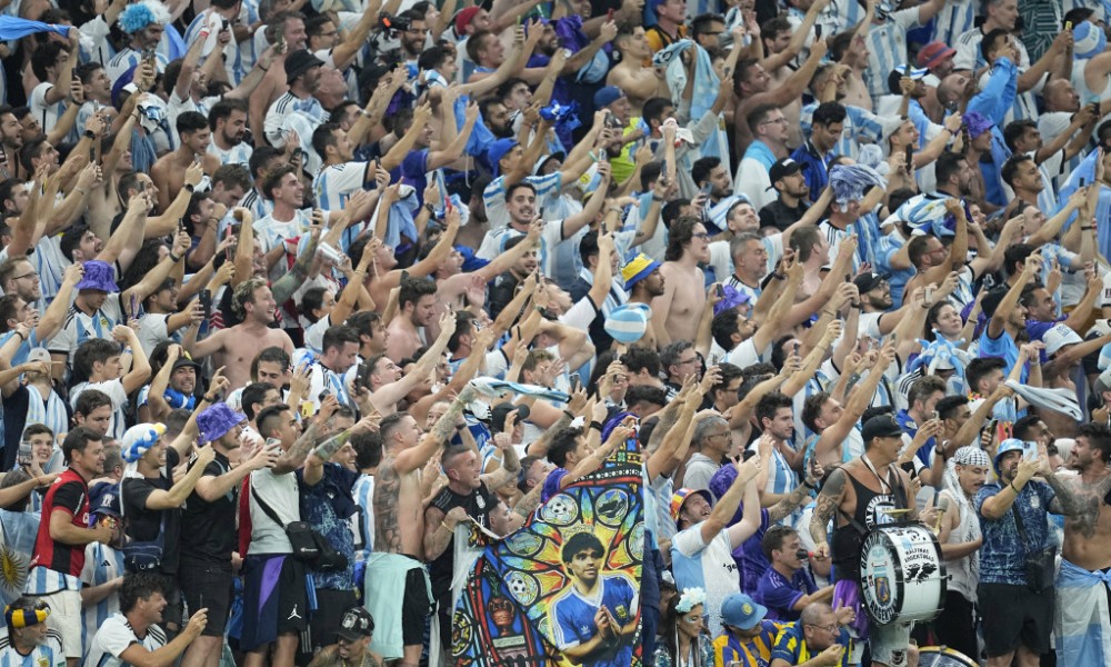 Vrela atmosfera na stadionu: Zanosna plavuša pokazala grudi pred 85.000 ljudi FOTO