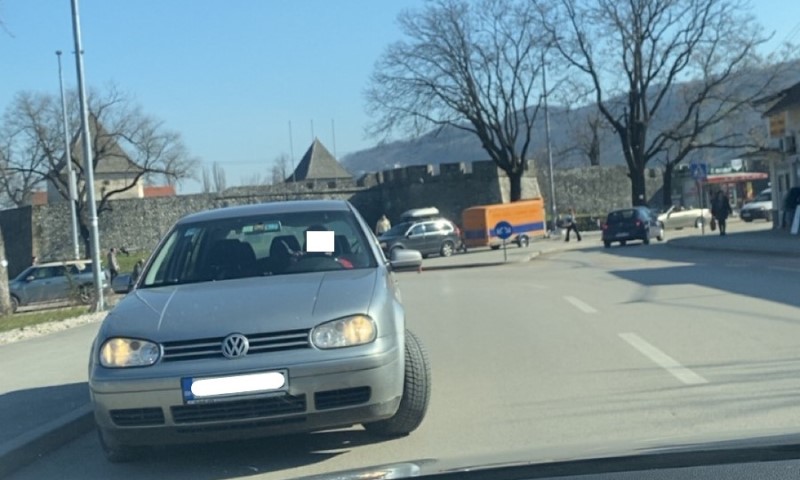 U Banjaluci ništa novo: Još jedan vozač danas “zalutao” u kružnoj raskrsnici kod Kastela