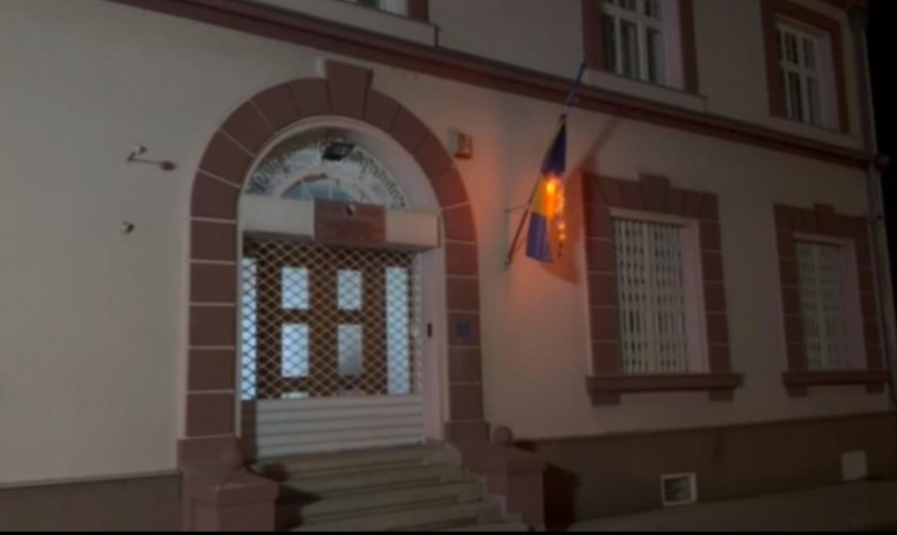 Vatrogasci brzo reagovali: U Brčkom zapaljena zastava BiH VIDEO