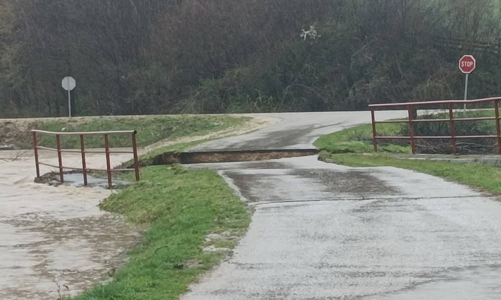 Građani pozvani na dodatni oprez: Voda srušila most u Banjaluci