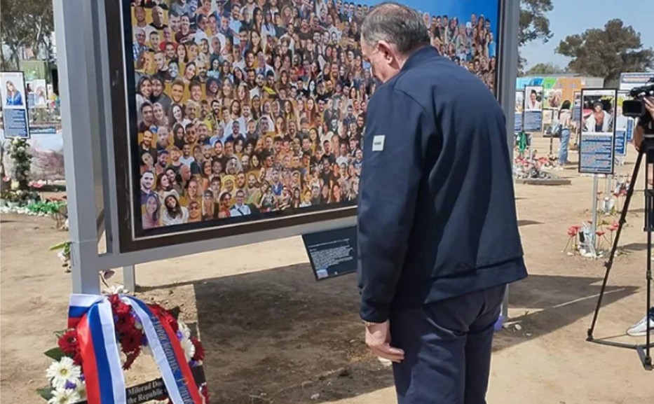 Dodik odao poštu: Položio vijenac na mjesto stradanja civila u Kibucu FOTO
