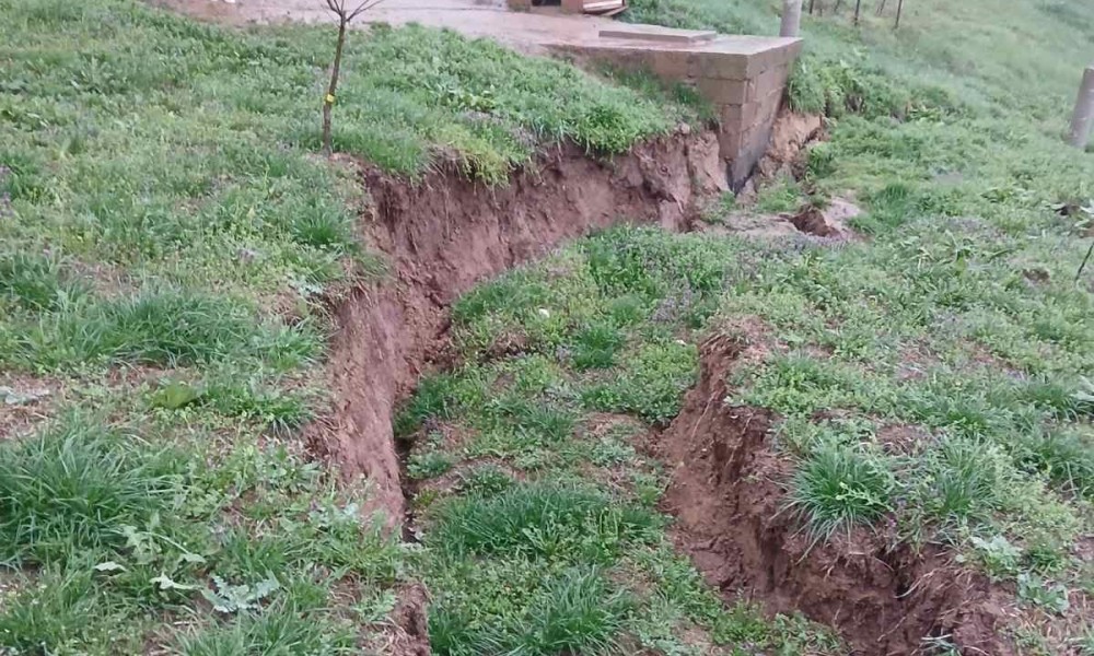 Poplave nisu jedina muka ljudi u Banjaluci! Klizište prijeti porodičnoj kući, Gospova od straha ne spava FOTO