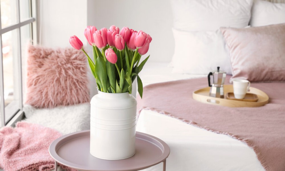 Trajaće mnogo duže: Trik sa novinama da lale stoje uspravno u vazi