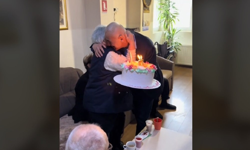 Ljubav nema granice: Muškarac iz Bijeljine prešao 1.500 kilometara da majci čestita rođendan VIDEO