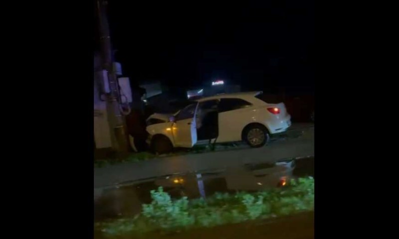 Teška saobraćajka u Banjaluci: Jedan automobil zakucan u stub, drugi u suprotnoj traci VIDEO