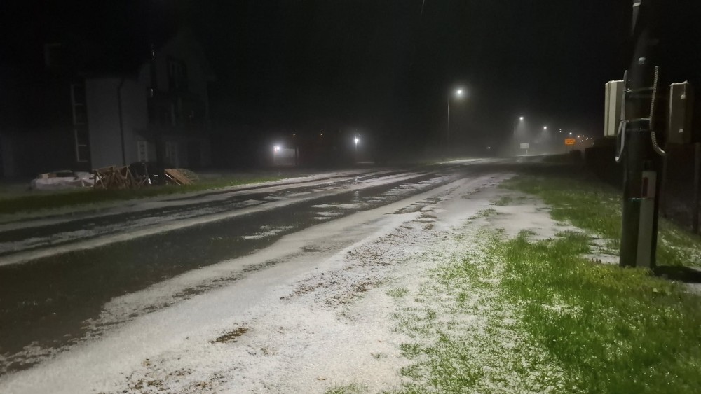 Jako nevrijeme stiglo u Srpsku: Led zatrpao Novi Grad FOTO