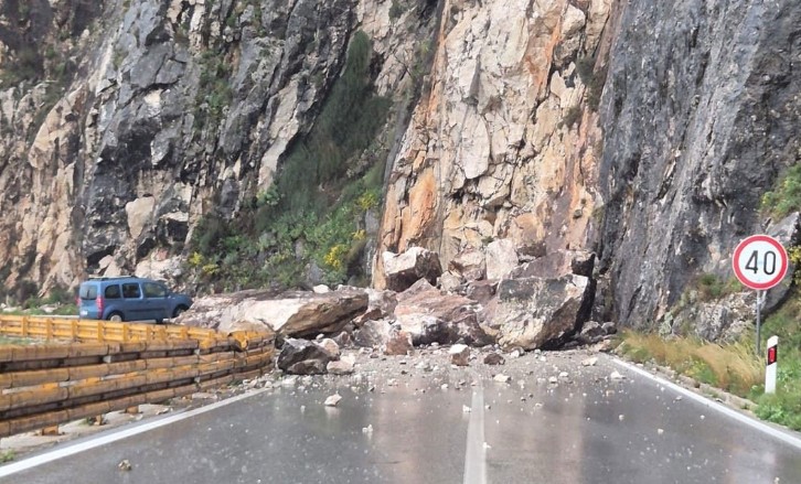 Veliki odron kod Makarske: Ogromno kamenje zatrpalo cestu