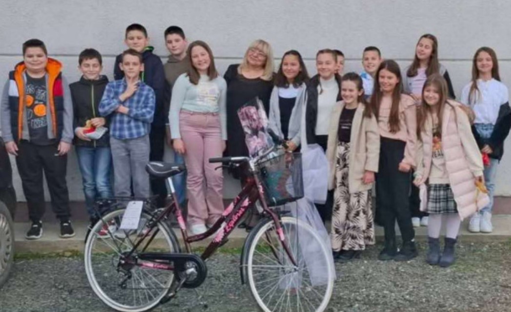 Iznenađenje za 8. mart: Učenici i roditelji poklonili učiteljici bicikl