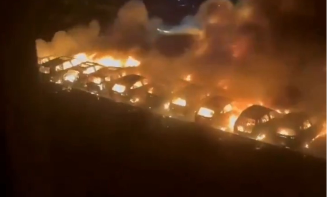 “Nestali” u ogromnom plamenu: U požaru na parkingu izgorjelo 30 vozila VIDEO