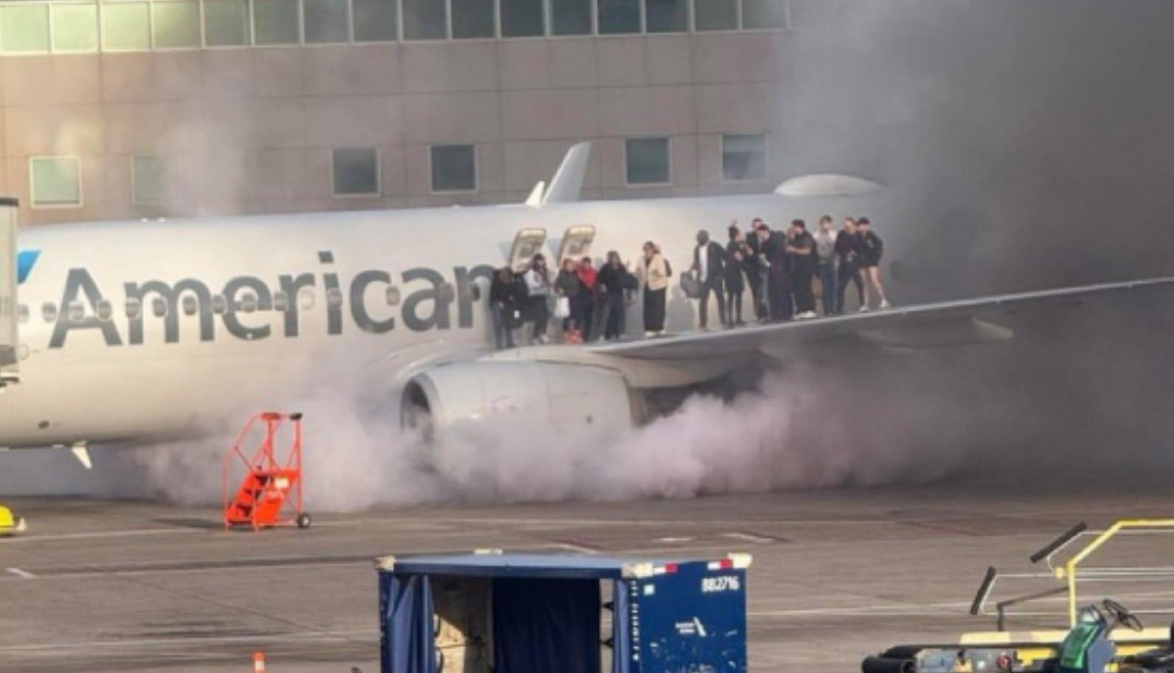 Zapalio se motor aviona: Putnici evakuisani preko krila VIDEO