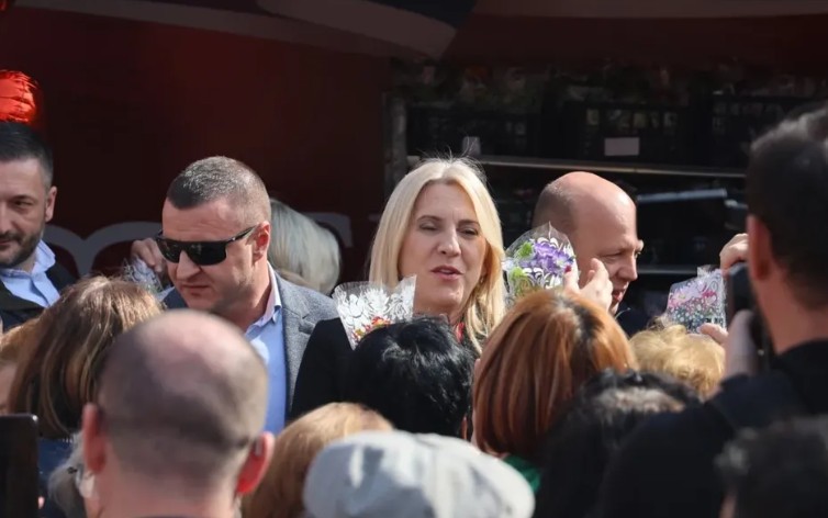 SNSD nastavlja tradiciju: Banjalučankama podijeljeno cvijeće za 8. mart FOTO