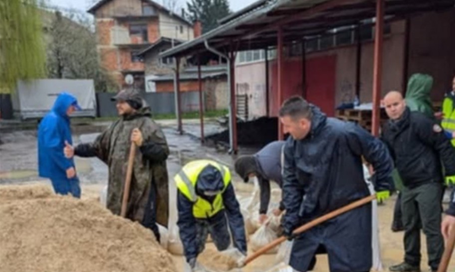 Sanjani sa zebnjom dočekuju noć: Napunjeno 15.000 vreća sa pijeskom VIDEO