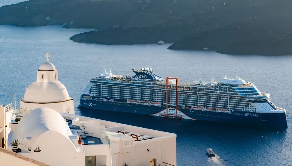 Santorini se vraća turizmu: Prvi kruzer uplovio u luku ove godine