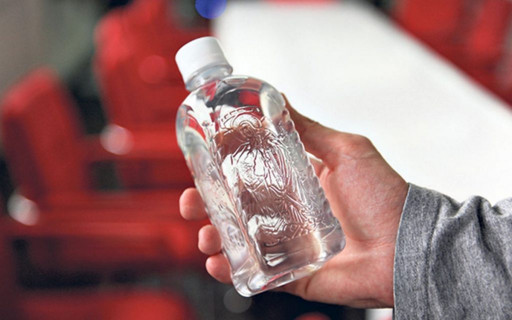 Sveštenik objasnio šta znači kada vam se sveta vodica pokvari: Bog vas upozorava!