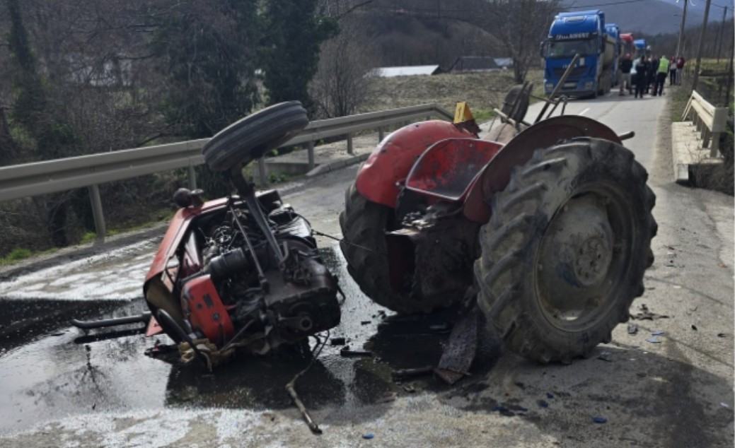 Stravičan sudar! Traktor prepolovljen, automobil završio u kanalu FOTO