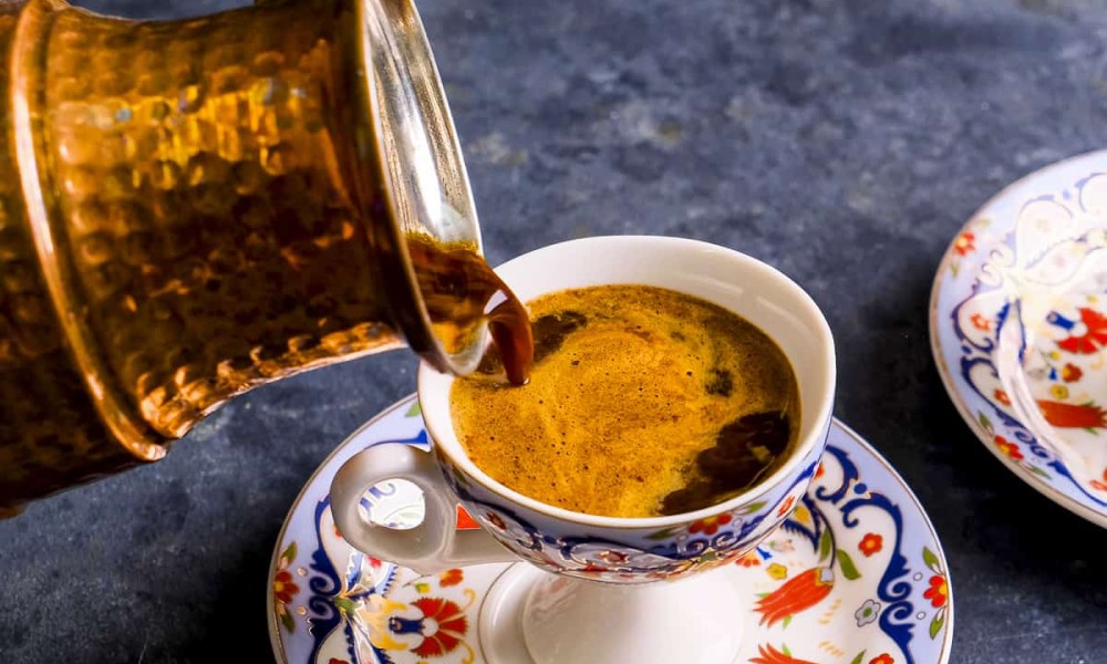 Pratite njena uputstva: Turkinja pokazala kako se sprema prava turska kafa VIDEO