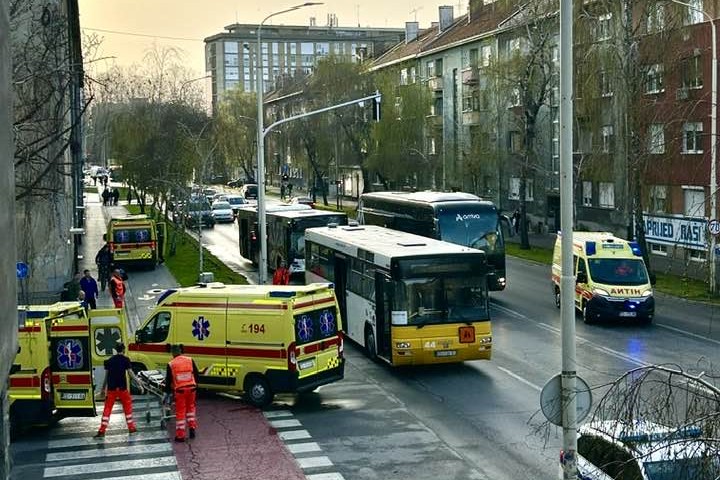 Težak sudar dva autobusa: Povrijeđeno 15 osoba FOTO