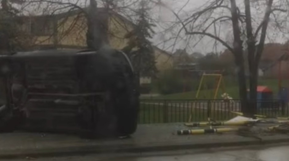 Od siline udara se prevrnuo: Automobilom probio školsku ogradu VIDEO