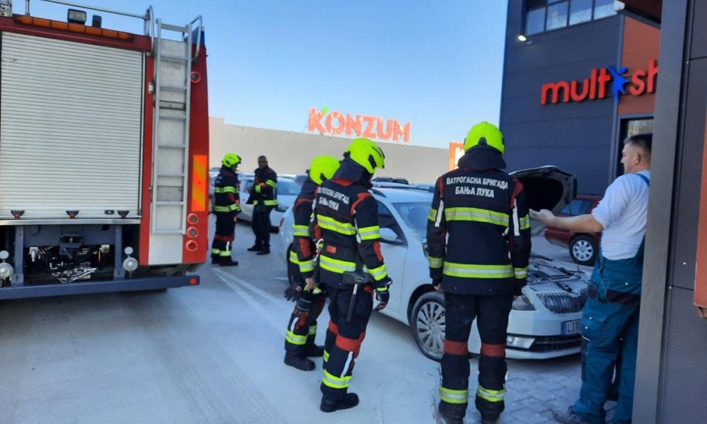 Kod TC “Emporium”: Gorio automobil u Banjaluci
