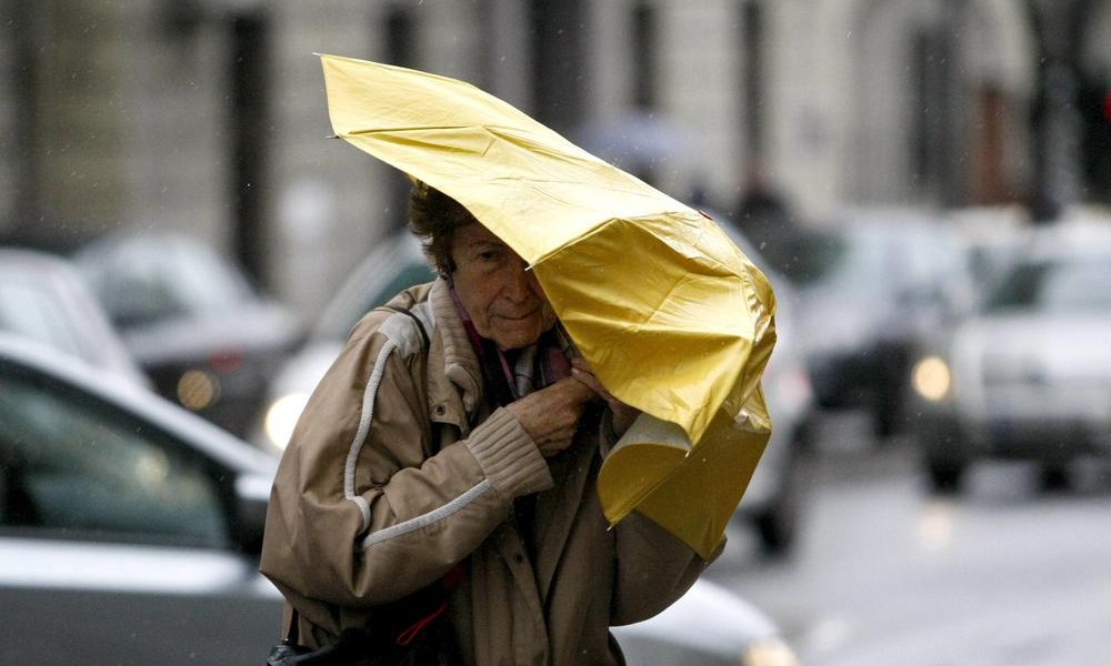 Na snazi narandžasto upozorenje: Olujni vjetar u Zagrebu obara stabla