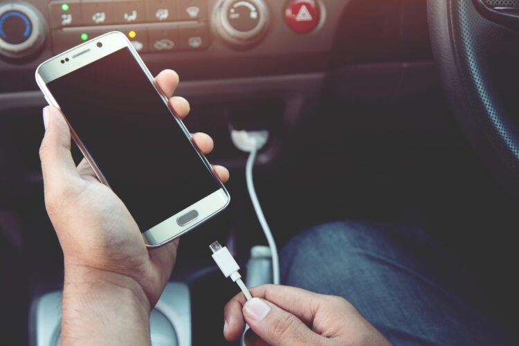 Punjenje mobilnih uređaja u automobilu – više štete nego koristi