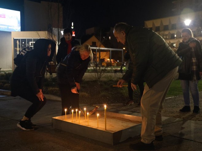 Građani pale svijeće: Banjalučani odaju počast za stradale u Kočanima
