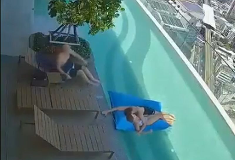 Bezbrižno su se brčkali u bazenu, a onda je krenuo zemljotres VIDEO