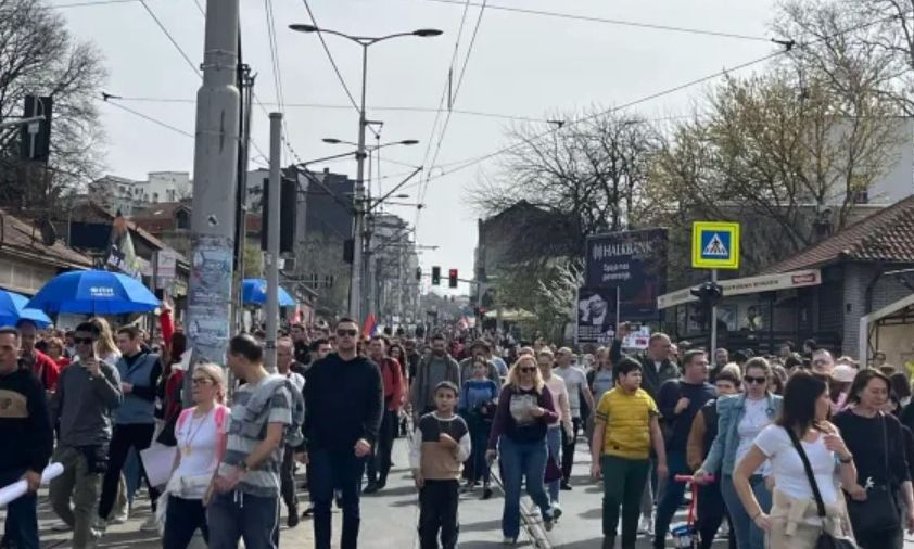 Veliki protest u Beogradu: Pristižu kolone građana pred Skupštinu Srbije VIDEO