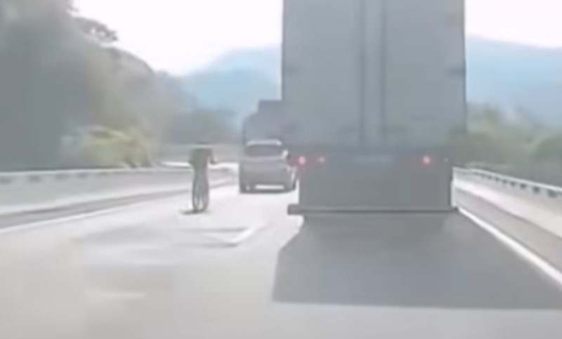 Za dlaku izbjegao smrt! Biciklista preticao kamione, pa se našao u jezivoj situaciji VIDEO