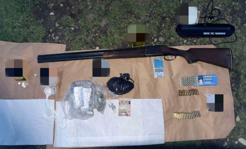 Pretresi u Bijeljini: Policija pronašla drogu i oružje, jedna osoba uhapšena