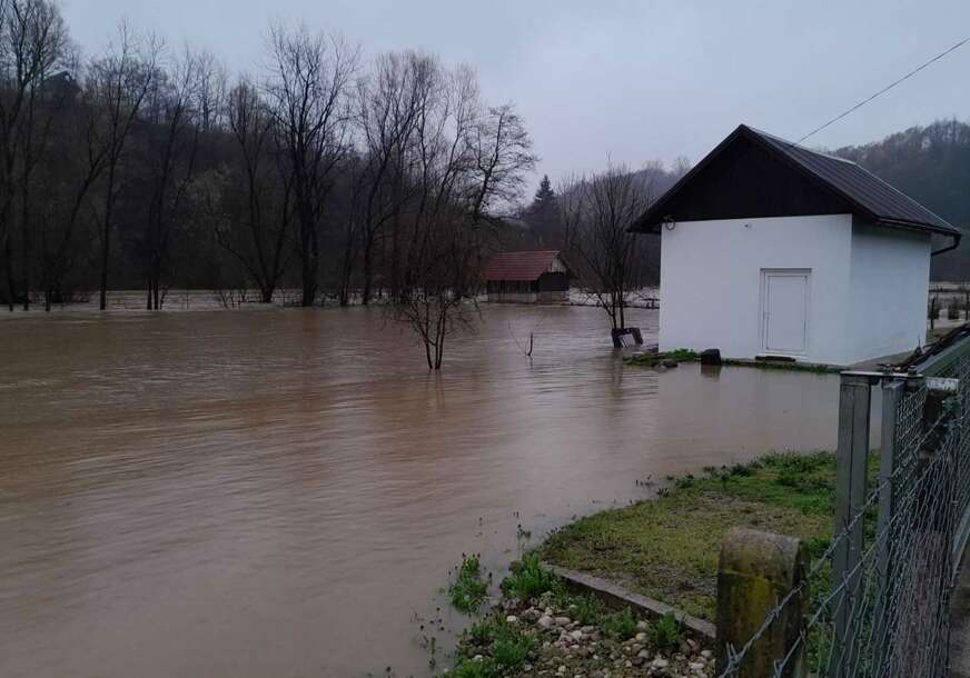 Poplave u Bronzanom Majdanu: Izlila se Gomionica, obustavljena nastava VIDEO