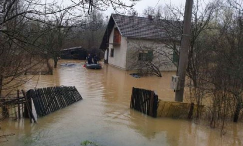 Obilne padavine ljude stavile na teške muke: Evakuisana starija žena u Brodu, ekipe na terenu