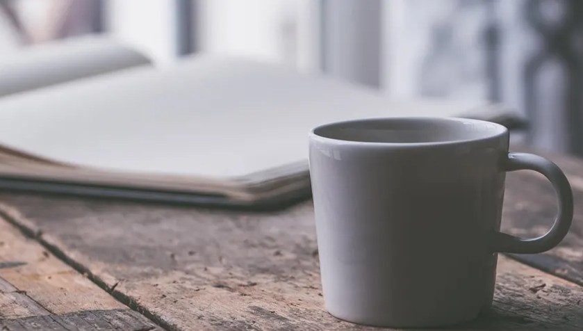 Uporne mrlje: Kako se riješiti tragova od čaša na drvenim stolovima?