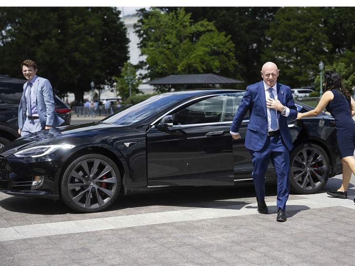 Demokrata Mark Keli prodaje “teslu” zbog Ilona Maska: Nanosi štetu našoj zemlji