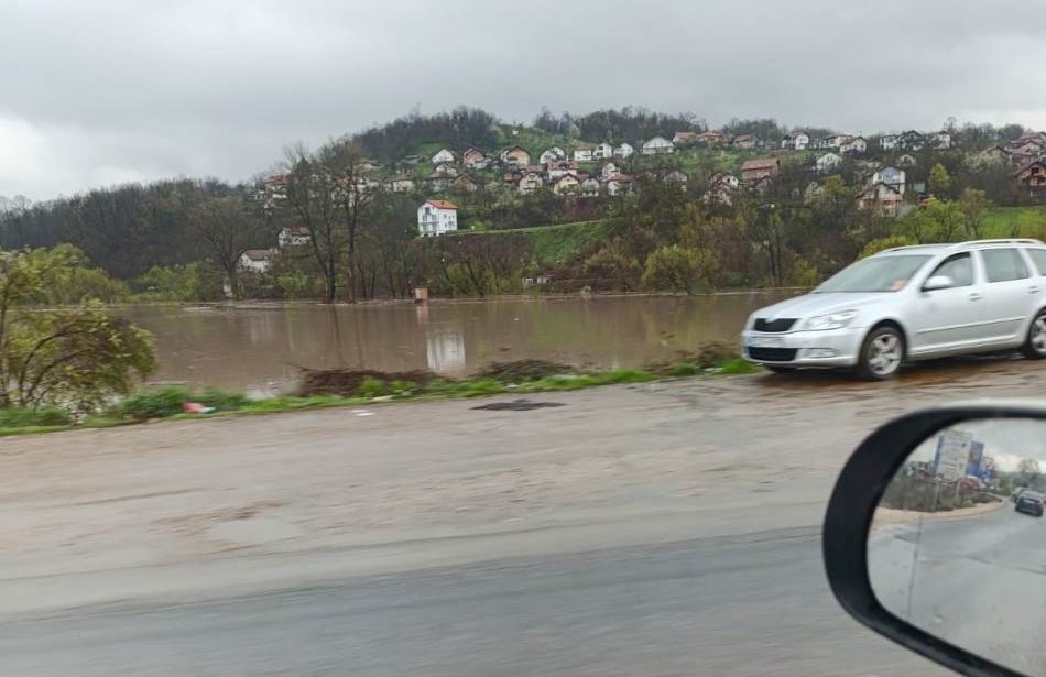Vodostaji u porastu: Više putnih pravaca neprohodno zbog izlivanja rijeka